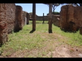 07146 ostia - regio i - insula xii - sede di una corporazione (i,xii,8) - raeume an der suedseite - bli ri westen - 06-2024.jpg